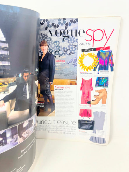 Vogue UK Oct 2008 British Original Fashion Magazine cover: Kate Moss